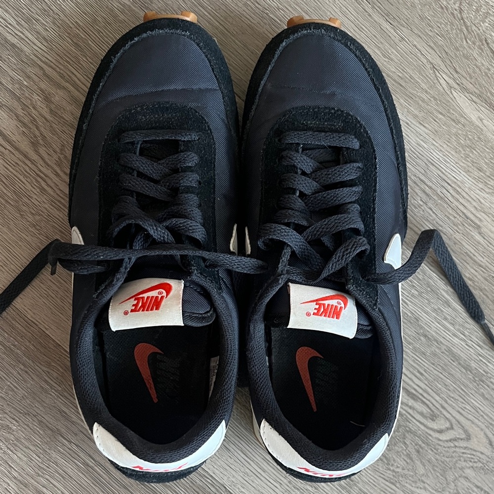 NIKE | Classic Retro Sneaks - Picture 2 of 6
